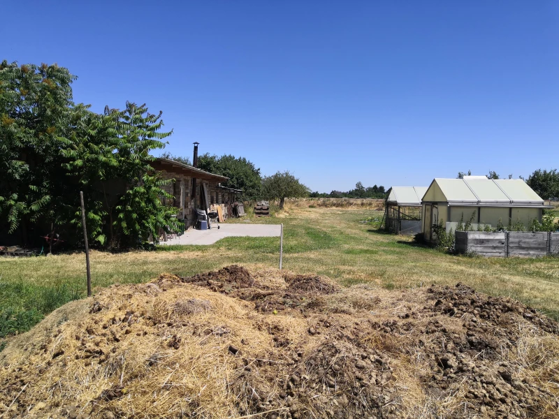 Kursherberge Engelsdorf mit Komposthaufen und Gewächshaus